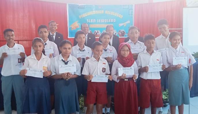 Plt Kepala SLBN Lewoleba Lepas 17 Siswa ke Jenjang Pendidikan Selanjutnya