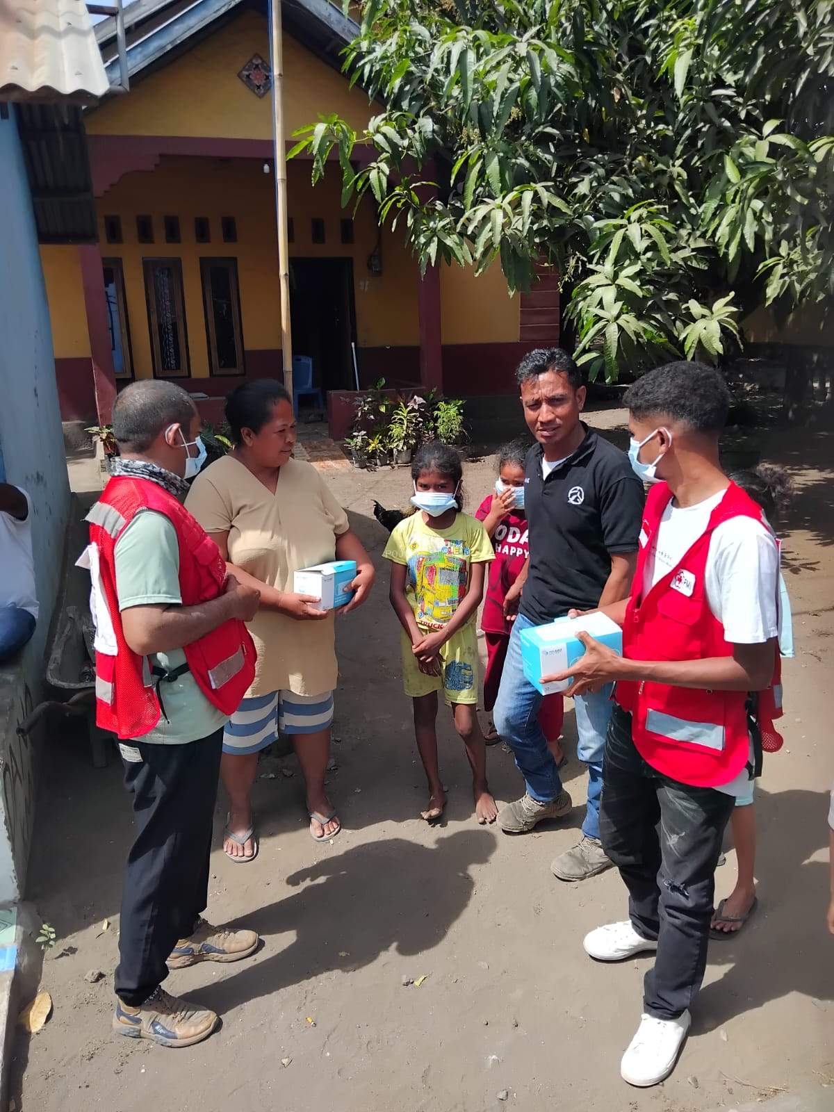 PMI Gandeng FJL Bagi Masker untuk Warga Terdampak Abu Vulkanik Ile Lewotolok