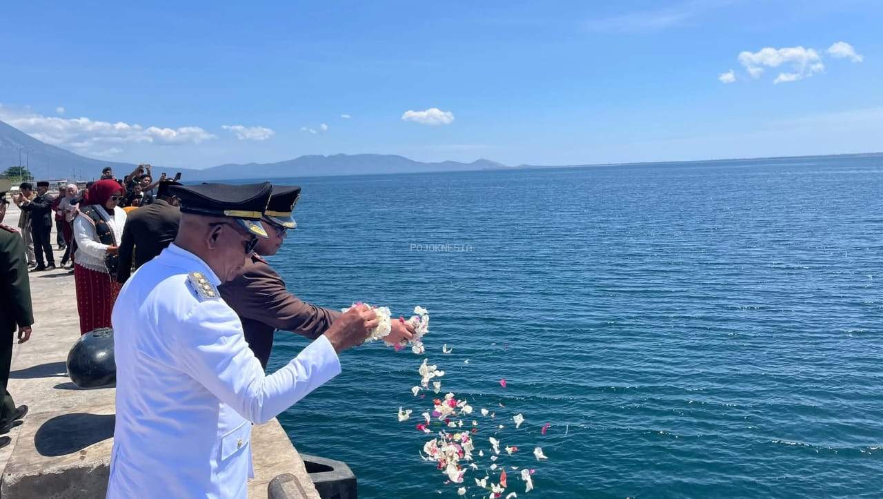 Upacara Tabur Bunga Peringati HUT ke-80 RI di Pelabuhan Lewoleba